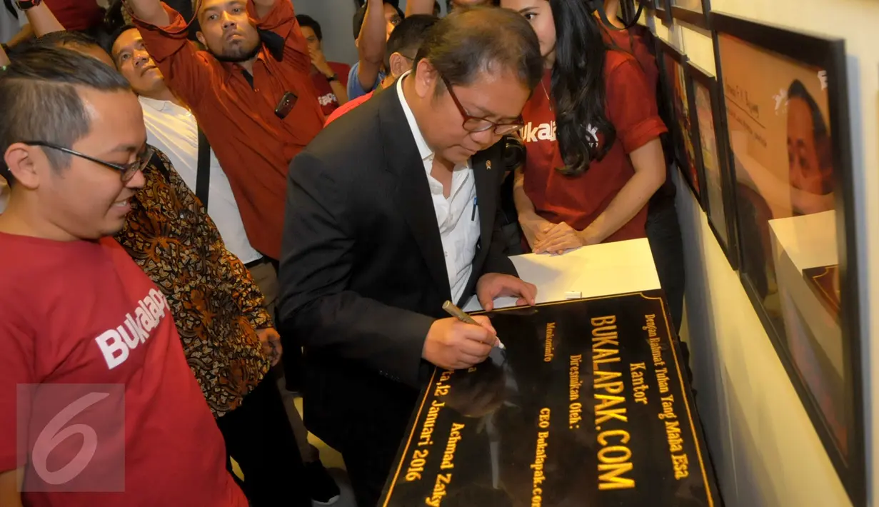 Menkominfo Rudiantara disaksikan CEO Bukalapak, Achmad Zaky (kiri) menandatangi prasasti sebagai simbol kantor baru Bukalapak.com. yang bertepatan dengan perayaan ulang tahun ke-6 di kawasan Kemang, Jakarta, Selasa (12/1). (Liputan6.com/Faisal R Syam)