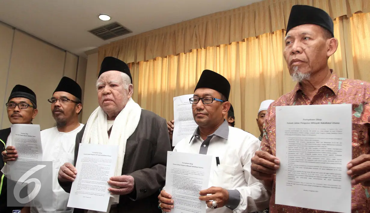 Para ulama pengurus PWNU yang mewakili 29 PCNU se-Indonesia memperlihatkan surat pernyataan saat memberikan keterangan pers di Jakarta, Jumat (14/8/2015). (Liputan6.com/Herman Zakharia)