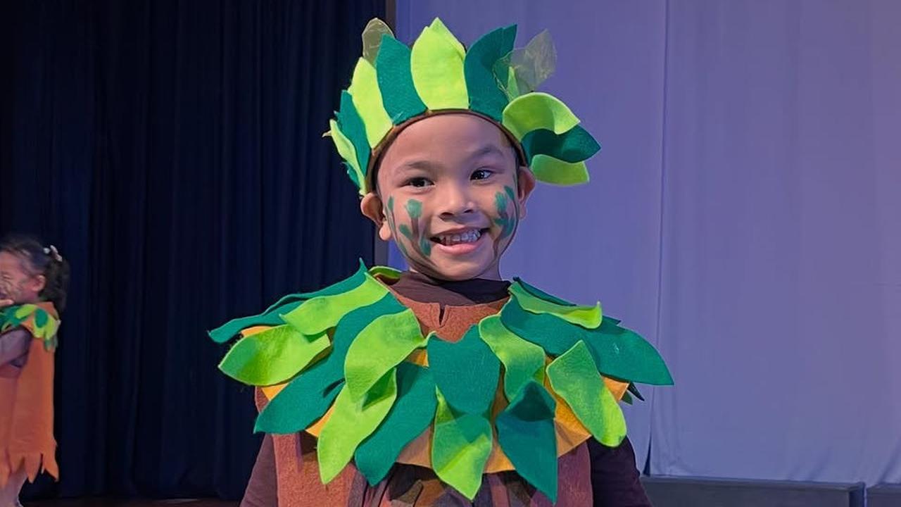 7 Potret Lucu Menggemaskan Gala Sky Cosplay Jadi Pohon di Pentas Sekolah, Bikin Oma dan Opa Bangga