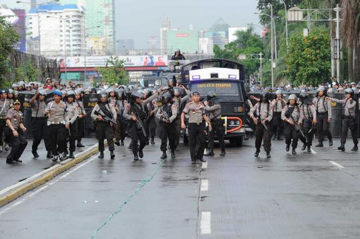 Bentrok demonstran vs polisi di DPR