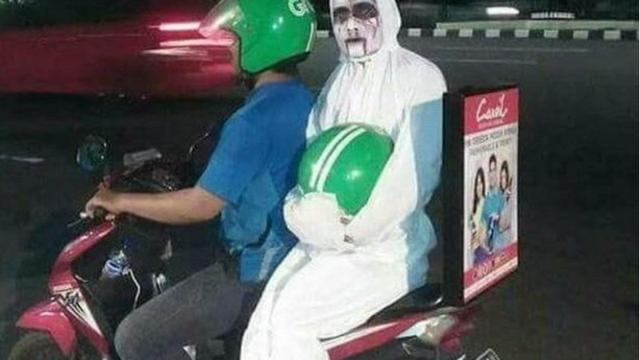 6 Busana Penumpang Ojek Online Ini Absurd Banget