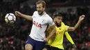 Duel pemain Tottenham, Harry Kane (kiri) dan pemain Watford, Adrian Mariappa pada lanjutan Premier League di Wembley stadium, London, (30/4/2018). Tottenham menang 2-0. (AP/Kirsty Wigglesworth)