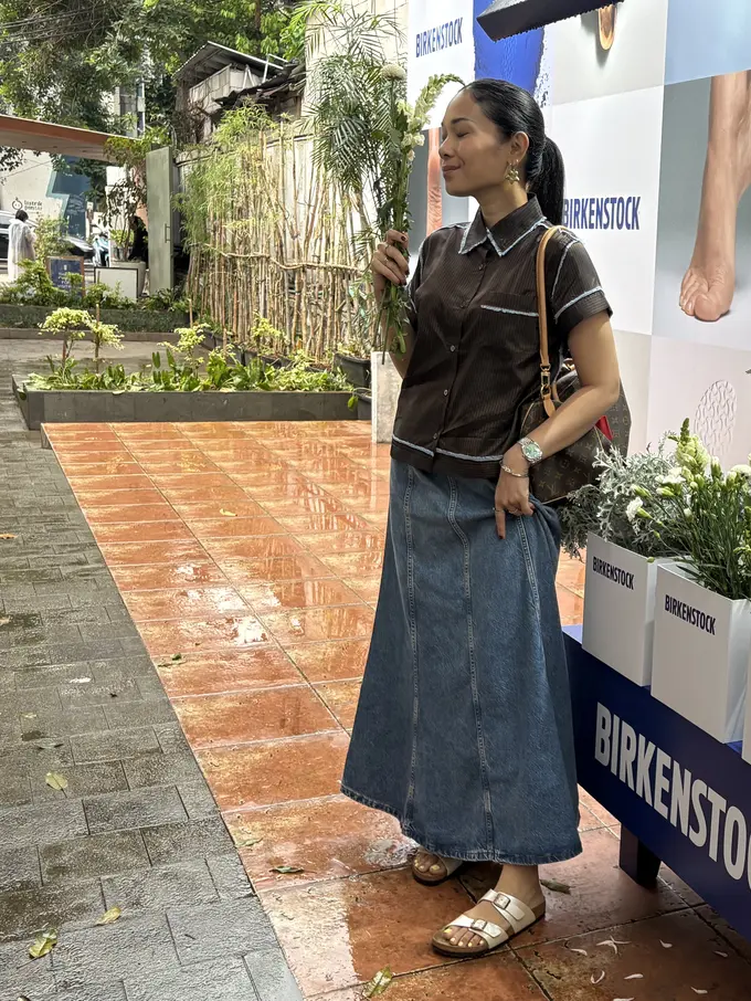 Ayla Dimitri mengenakan sandal dengan Footbed Ecosystem dari Birkenstock. [Anisha/Fimela]