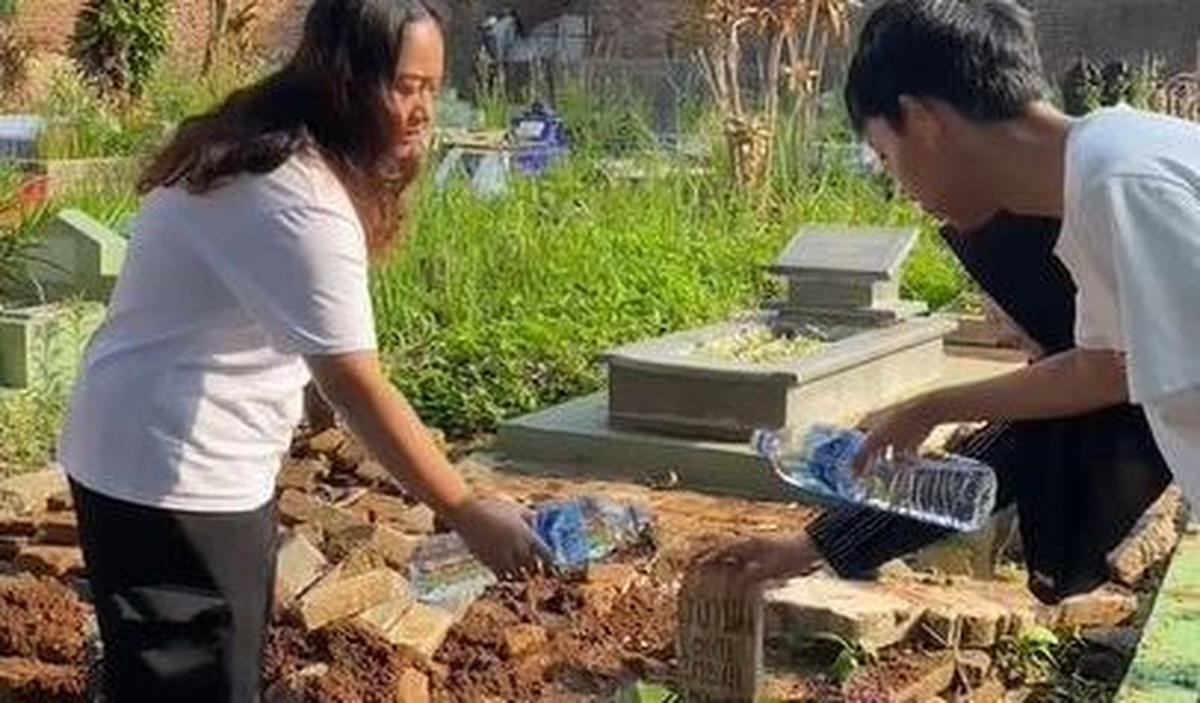 "Setelah jadi yatim piatu harus ngurus ade, tapi kenyataannya? Jadi gua yang keurus deh haha,"