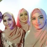 Dewi Perssik pamer foto bersama Ayu Ting Ting, Zaskia Gotik, dan Vega Darwanti saat berhijab (Instagram/@dewiperssikreal)