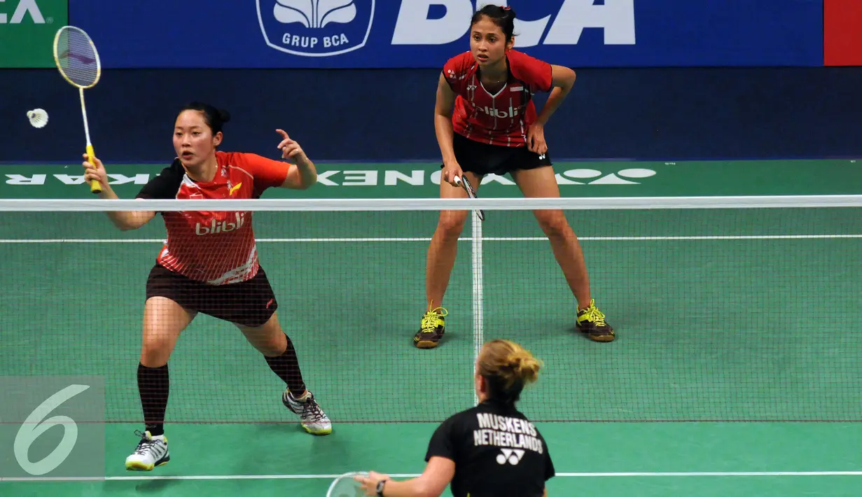 Ganda puteri Indonesia, Tiara Rosalia Nuraidah/Rizki Amelia Pradipta mengembalikan bola saat melawan pemain Belanda, Eefje Muskens/Selena Piek di perempat final BCA Indonesia Open 2016, Jakarta, Jumat (3/6/2016). (Liputan6.com/Helmi Fithriansyah)
