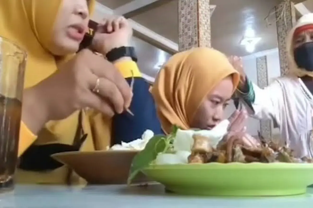 Tampak Seorang pengemis memukul perempuan yang sedang makan di salah satu rumah makan di Probolinggo karena tidak dikasi uang (Istimewa)