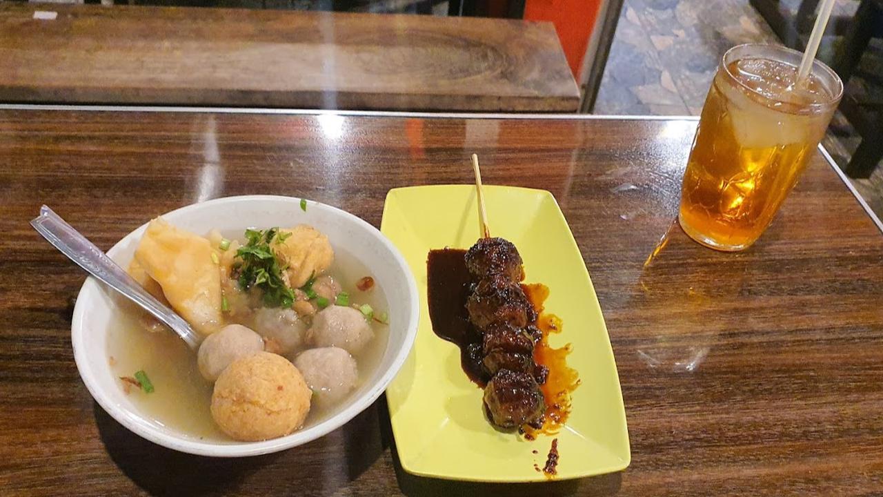 Dulu Kerja Ikut Orang dan Tak Punya Keahlian, Pria Ini Akhirnya Sukses Jadi Juragan Bakso Legendaris di Malang Laku 2 Ribu Porsi/hari