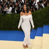 Kisah hidup Kim Kardashian memang tak pernah lepas daari perbincangan publik. Belakangan dikabarkan berpisah dengan Kanye West, namun rumor tersebut ditampik oleh keromantisan di hari ulangtahun pernikahan mereka. (AFP/Bintang.com)