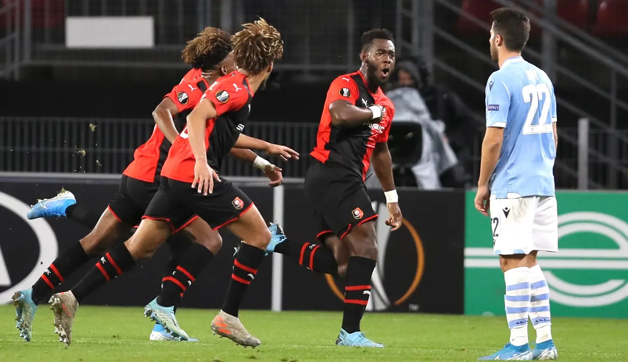 Pemain Rennes Joris Gnagnon (kedua kanan) melakukan selebrasi usai mencetak gol ke gawang Lazio pada pertandingan Grup E Liga Europa di Stadion Roazhon Park, Rennes, Prancis, Kamis (12/12/2019). Lazio gagal lolos ke 32 besar Liga Europa setelah kalah dari Rennes 2-0. (AP Photo/David Vincent)