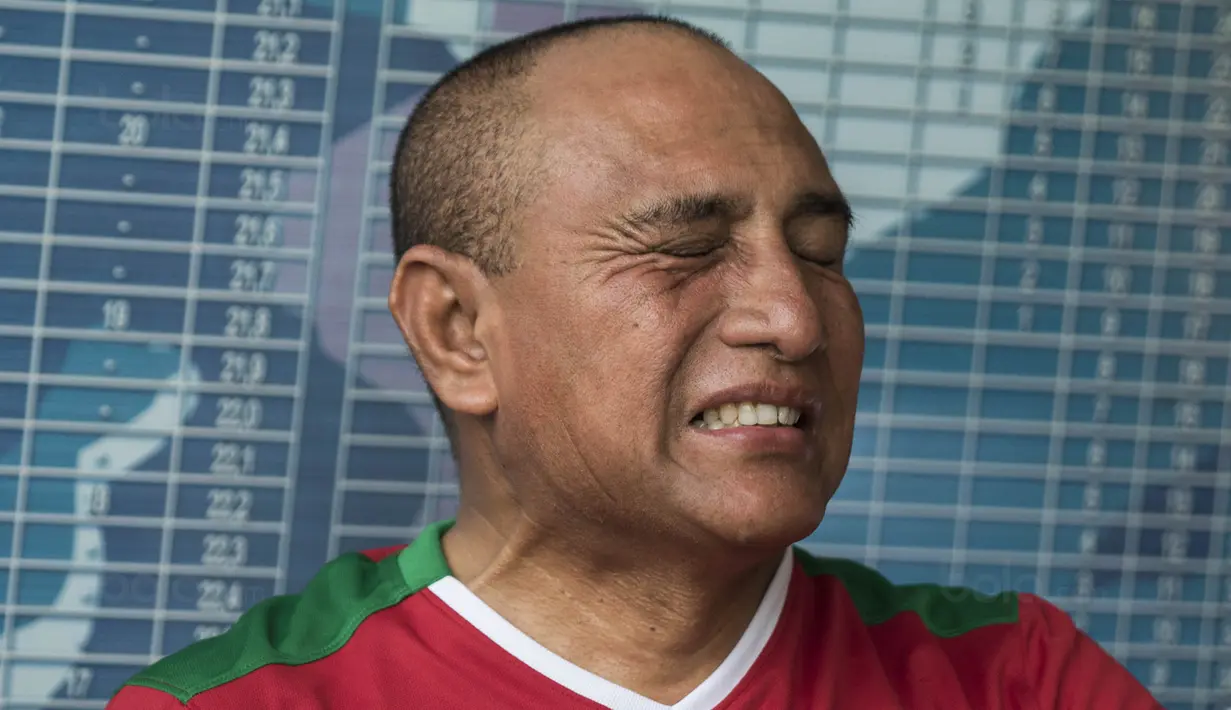 Ketum PSSI, Edy Rahmayadi, tampak tegang saat nobar Timnas Indonesia U-19 melawan Brunei di Stadion Atang Sutresna, Jakarta Timur, Selasa (12/9/2017). Nobar dilakukan sebelum acara pelepasan Timnas U-16. (Bola.com/Vitalis Yogi Trisna)