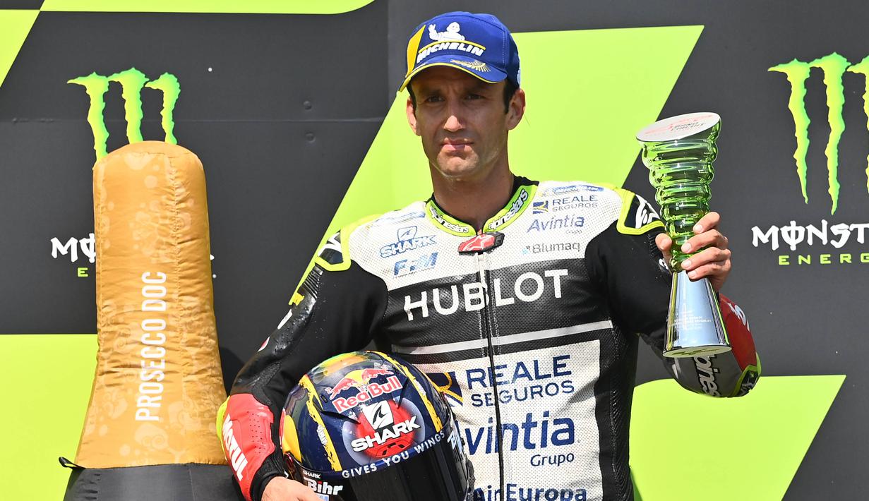 Pembalap Avintia Ducati, Johann Zarco, melakukan selebrasi usai menjuarai balapan MotoGP Republik Ceska di Sirkuit Brno, Minggu (9/8/2020). Brad Binder menjadi yang tercepat dengan catatan waktu 41 menit 38,764 detik. (AFP/Joe Klamar)