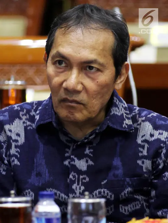 Saut Situmorang mengikuti Rapat Dengar Pendapat (RDP) dengan Komisi III DPR, Jakarta, Selasa (28/1). RDP membahas berbagai agenda dan isu-isu penting salah satunya supervisi KPK dan penyelesaian kasus-kasus yang di tangani KPK. (Liputan6.com/Johan Tallo)