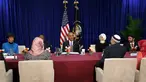 Presiden AS, Barack Obama (tengah) berbincang dengan tokoh masyarakat Muslim Amerika di masjid Islamic Society of Baltimore, Catonsville, Maryland, Rabu (3/2/2016). Ini kunjungan pertama Obama sejak dua periode menjadi Presiden. (REUTERS/Jonathan Ernst)