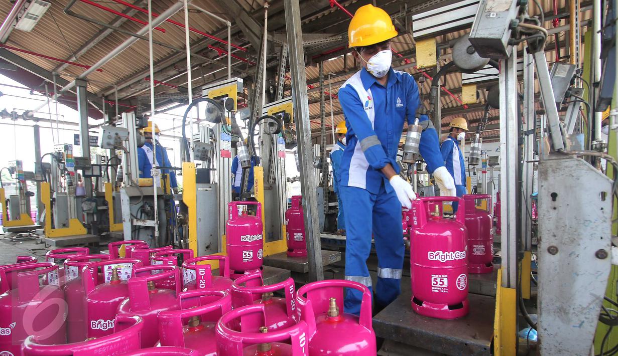 Pekerja melakukan pengisian tabung Bright Gas 5,5 Kg di Depot and Filling Station LPG Pertamina Plumpang, Jakarta, Selasa (3/11). LPG seharga Rp66.000 ini ditargetkan merebut 23% pangsa pasar gas subsidi 3 kg dalam lima tahun. (Liputan6.com/Angga Yuniar)