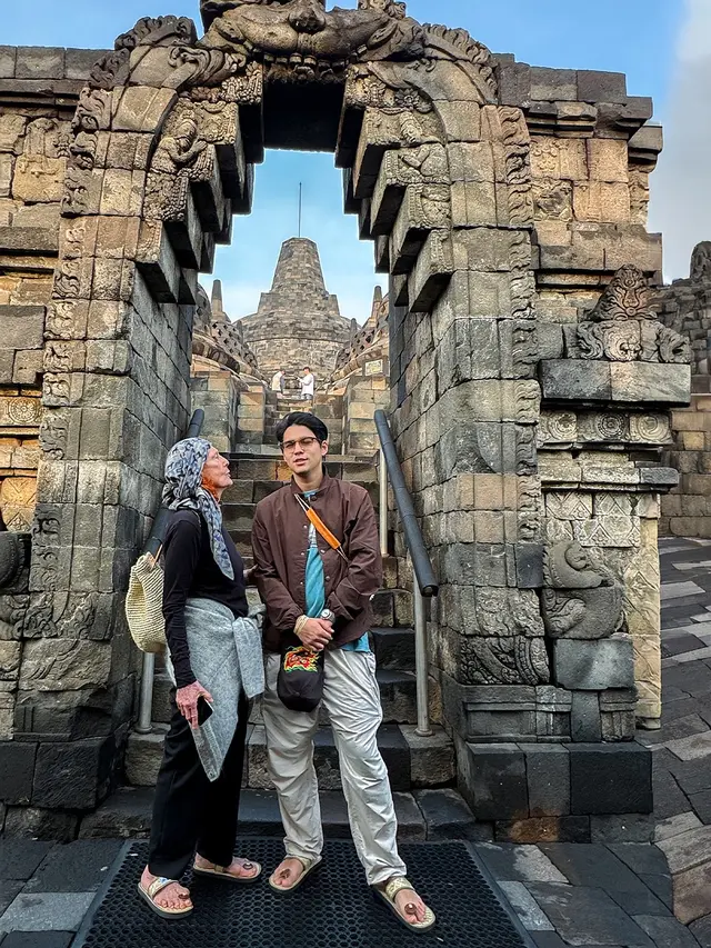 Gaya Kasual Luna Maya Saat Liburan di Borobudur, Kompak dan Nyaman Bareng Suami dan Sang Mama