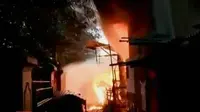 Kebakaran menghanguskan ratusan rumah di Pondok Bambu, Jakarta. Sementara bom panci Cicendo telah selesai diidentifikasi Tim Mabes Polri. 