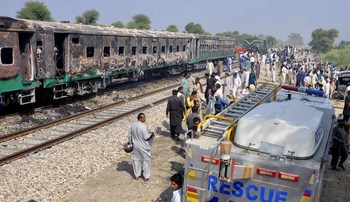 Tentara dan pejabat Pakistan memeriksa kereta yang rusak akibat kebakaran di Liaquatpur, Pakistan (31/10/2019). Insiden terjadi pada kereta yang dikenal sebagai Tezgam Espress. Kereta itu melakukan perjalanan ke berbagai kota antara daerah Karachi dan Rawalpindi.  (AP Photo/Siddique Baluch)