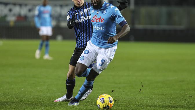 Matteo Pessina dari Atalanta memperebutkan bola dengan pemain Napoli Tiemoue Bakayoko pada pertandingan leg kedua, semifinal Piala Italia di Stadion Gewiss, di Bergamo, Italia, Rabu, 10 Februari 2021. ( Stefano Nicoli / LaPresse melalui AP)