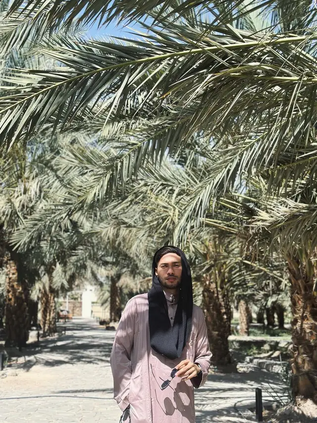 7 Potret Refal Hady Jalani Umrah Bareng Keluarga, Netizen: Calon Imamku