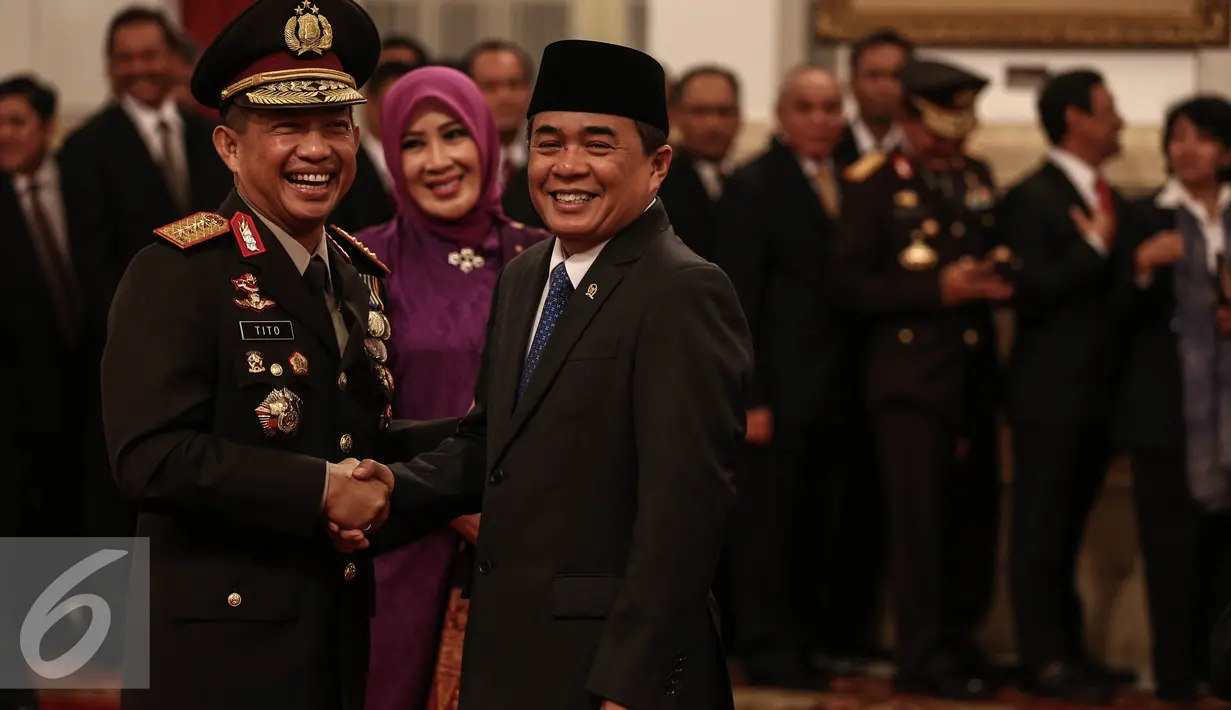 Ketua DPR, Ade Komarudin memberi selamat kepada Kapolri Tito Karnavian usai pelantikan di Istana Negara, Jakarta, Rabu (13/7). Tito dilantik dengan Keputusan Presiden tentang pengangkatan Kapolri Nomor 48/Polri/Tahun 2016. (Liputan6.com/Faizal Fanani)