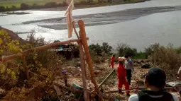 Tim penyelamat dikerahkan mengevakusi korban jatuhnya sebuah bus ke dasar jurang di provinsi Arequipa, Peru selatan, Rabu (21/2). Insiden ini merupakan kecelakaan bus kedua yang menelan banyak korban tahun ini. (HO/Arequipa Fire Department/ANDINA/AFP)
