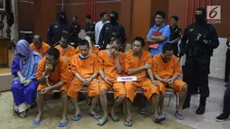 Tersangka jaringan penyelundupan narkoba ditunjukkan saat rilis di Kantor Pusat Bea Cukai, Jakarta, Senin (28/5). Bea Cukai dan BNN berhasil mengungkap jaringan penyelundup 68 kg katinon dan 15.487 butir pil ekstasi. (Liputan6.com/Arya Manggala)