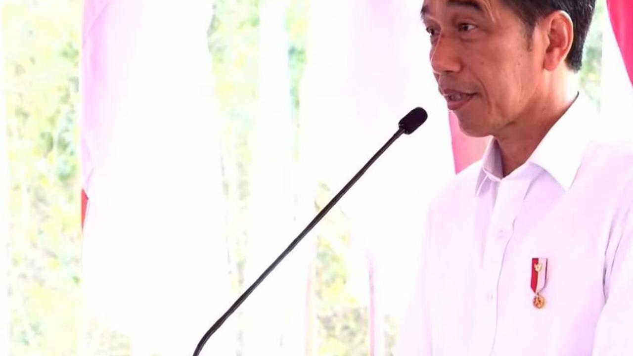 "Kita tidak berharap ada kecelakaan tapi kalau ada yang melindunginya, ada BPJS ketenagakerjaan," kata Jokowi bangga.