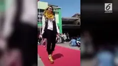 Kejadian tak terduga terjadi saat sebuah pertunjukkan fesyen di sekolah. Salah satu peserta terjatuh bahkan pingsan.