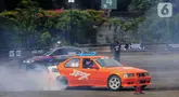 Para drifter adu kebolehan pada kategori pertama Indonesia Drift Series 2024 Women Drift Challenge di Indonesia International Motor Show (IIMS) di Jakarta, Sabtu (17/2/2024).  (Liputan6.com/Angga Yuniar)