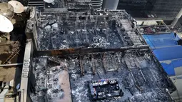 Sebuah restoran rusak parah setelah hangus terbakar di Mumbai, India (29/12). Insiden kebakaran yang terjadi sekitar pukul 00.30 dini hari Jumat tersebut menewaskan 15 orang. (AP Photo/Rajanish Kakade)