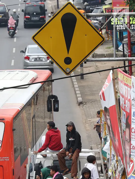 Pelajar menumpang truk terbuka yang melintas di kawasan Lenteng Agung, Jakarta, Senin (8/4). Perilaku buruk tersebut membahayakan keselamatan diri mereka dan pengguna jalan lain. (Liputan6.com/Immanuel Antonius)