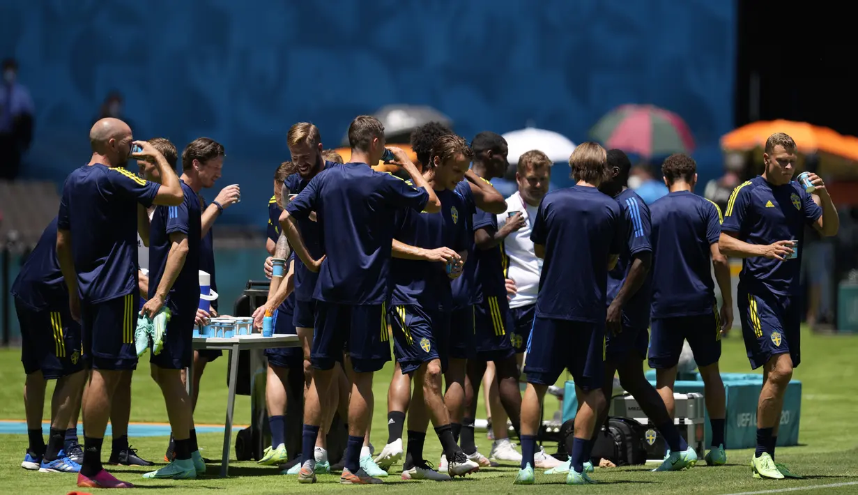 Para pemain Swedia meminum air selama sesi latihan di stadion La Cartuja di Seville, Spanyol, Minggu (13/6/2021). Swedia akan bertanding melawan Spanyol pada Grup E Euro 2020. (AP Photo/Thanassis Stavrakis)