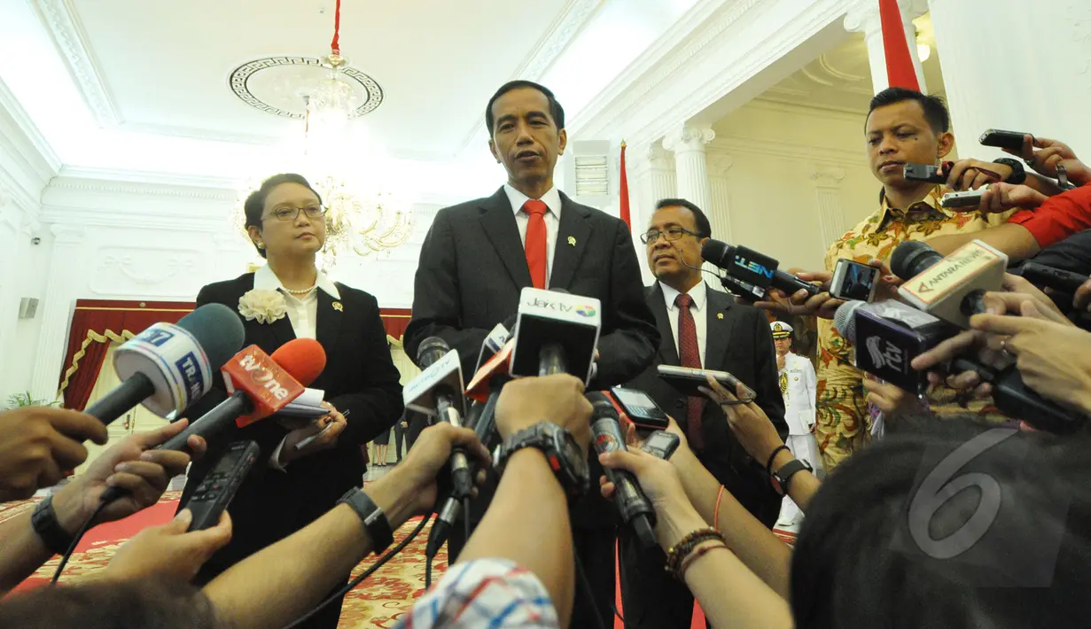Presiden Joko Widodo memberikan keterangan pers usai menerima surat kepercayaan dari enam Duta Besar Luar Biasa dan Berkuasa Penuh (LBPP) di Istana Merdeka, Jakarta, Kamis (19/3/2015). (Liputan6.com/Faizal Fanani)