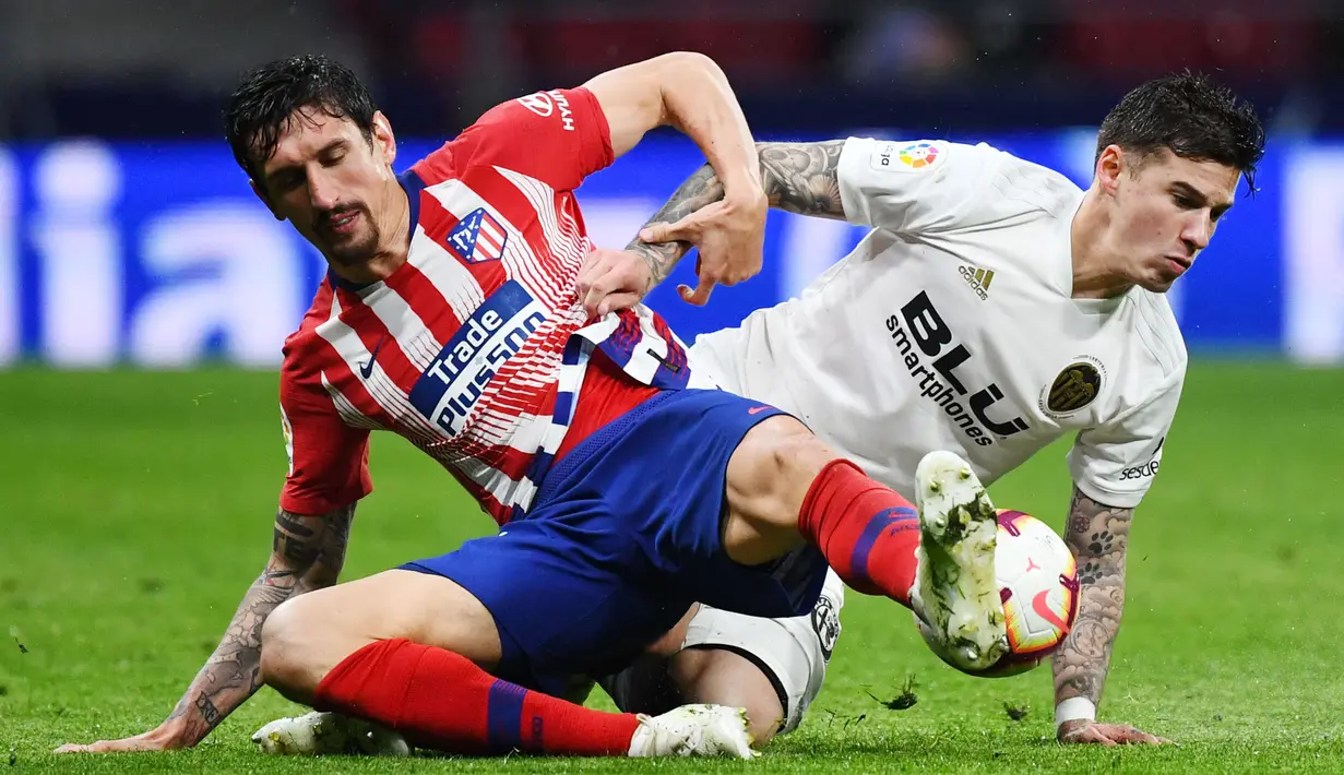 Stefan Savic (kiri) merupakan salah satu pemain dibalik kokohnya pertahanan Atletico Madrid. Hal tersebut dibuktikan ketika skuat asuhan Diego Simione hanya kemasukan 25 gol dari 38 laga pada musim lalu dan mengantarkan Los Rojiblancos juara Liga Spanyol musim 2020/2021. (Foto: AFP/Gabriel Bouys)