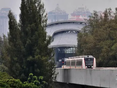 Rangkaian kereta LRT rute Kelapa Gading-Velodrome saat melakukan uji coba dari Stasiun Velodrome, Jakarta, Senin (25/2). Rencana pengoperasian LRT fase 1 rute Kelapa Gading-Velodrome kembali ditunda hingga akhir Maret 2019. (Merdeka.com/Iqbal S Nugroho)