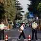 Polisi China mengarahkan warga menjauh dari lingkungan yang ditutup sebelum penutupan resmi Konsulat Amerika Serikat di Chengdu, Senin (27/7/2020). Para diplomat Amerika Serikat meninggalkan konsulat AS di Kota Chengdu, menyusul keputusan Beijing untuk menutup kantor tersebut. (AP Photo/Ng Han Guan)