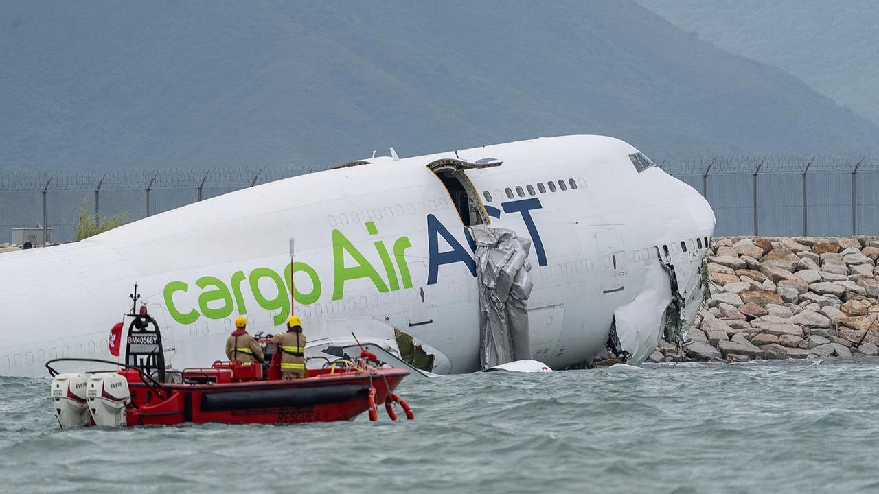 FOTO: Pesawat Kargo Tergelincir ke Laut di Bandara Hong Kong, Dua Tewas