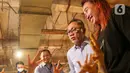 Menteri Perdagangan Zulkifli Hasan berbincang dengan warga saat meninjau harga ayam di Pasar Cibubur, Jakarta, Kamis (16/6/2022). Kunjungan tersebut dilakukan untuk melihat dan memantau langsung harga bahan pokok guna memastikan harga stabil menjelang Hari Raya Idul Adha 1443 Hijriah. (Liputan6.com/Herman Zakharia)