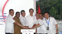 Presiden Joko Widodo (Jokowi) telah meletakan proses batu pertama atau groundbreaking Proyek Strategis Nasional (PSN) Kawasan Industri Pupuk Fakfak di Distrik Arguni, Kabupaten Fakfak, Papua Barat pada Kamis petang (23/11/2023).