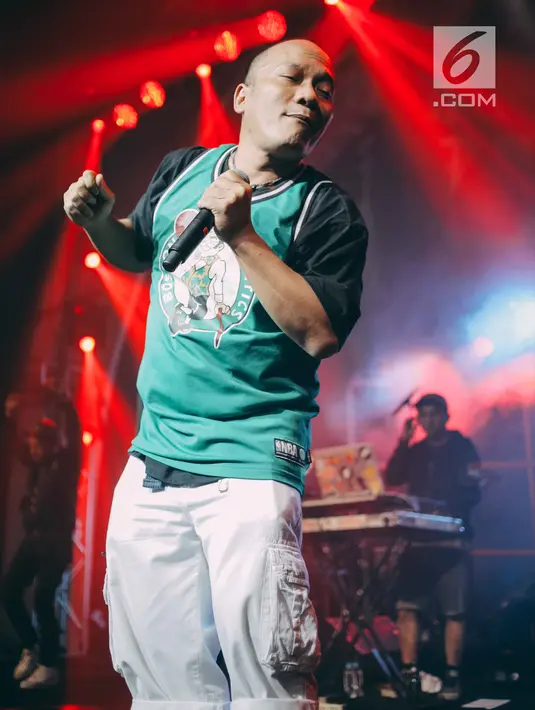 Gaya Rapper Iwa K saat menghibur penonton dalam konser Batman Kasarung di The Pallas, SCBD, Jakarta, Selasa (4/4). Dalam konser ini Iwa K tampil dengan membawakan lagu pertamanya Nombok Dong dilanjutkan Musafir Malam. (Liputan6.com/Faizal Fanani)