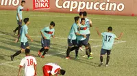 Pemain Universitas Negeri Malang (UM) merayakan kemenangan atas STIE Mara pada laga Torabika Campus Cup 2017 di Stadion Universitas Negeri Malang, Selasa, (31/10/2017). UM Menang 5-0 atas STIE Mara. (Bola.com/M Iqbal Ichsan)