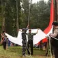 Ribuan warga menyaksikan pengibaran bendera Merah Putih raksasa di puncak Bukit Kambanglangit, Batang, Jawa Tengah. (Liputan6.com/Fajar Eko Nugroho)