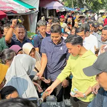 Wakil presiden terpilih Gibran Rakabuming Raka melanjutkan blusukan ke sejumlah titik wilayah Jakarta hari ini, Rabu (3/7/2024). (Nanda Perdana Putra).