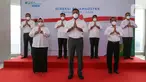 Direktur Utama BP Jamsostek Anggoro Eko Cahyo (tengah) bersama jajaran Direksi saat perkenalan direksi periode 2021-2026 di Plaza BP Jamsostek, Jakarta, Selasa (23/2/2021). Jajaran direksi berharap formasi yang ada saat ini dapat meningkatkan kinerja BPJS Ketenagakerjaan. (Liputan6.com/Fery Pradolo)