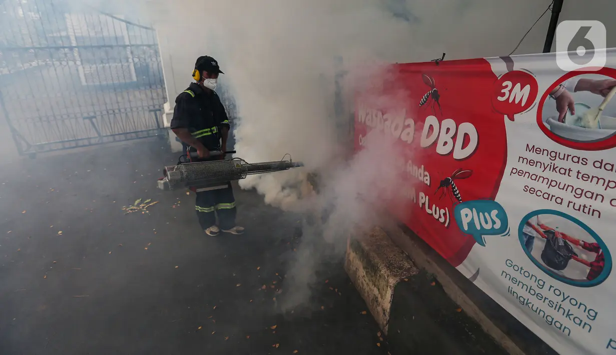 Petugas Puskesmas Palmerah melakukan pengasapan (fogging) untuk Pemberantasan Sarang Nyamuk Aedes Aegypti di Museum Tekstil, Jakarta, Selasa (30/4/2024). (Liputan6.com/Angga Yuniar)