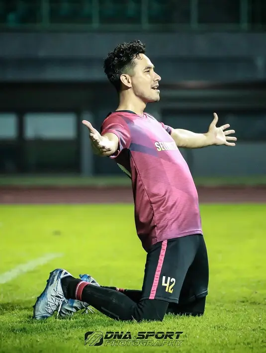 "Saya nggak ngalamin berat badan naik karena tetap olahraga dan tetap jaga kesehatan, tetap beraktivitas," kata Darius di Senayan, Jakarta, belum lama ini, seperti melansir Kapanlagi.com. (Instagram/darius_sinathrya)