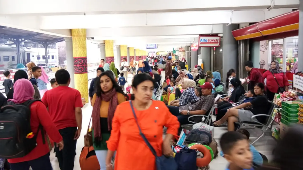 Penumpang kereta api di Stasiun Besar Medan