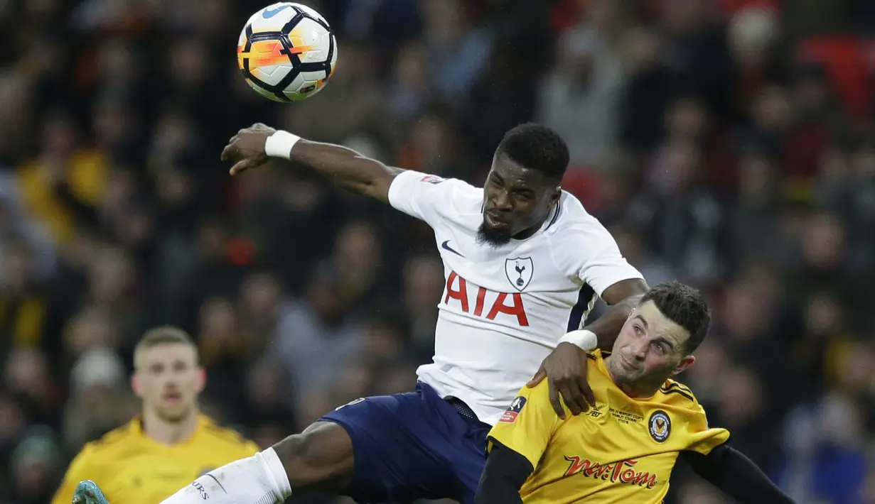 Aksi pemain Tottenham, Serge Aurier (kiri) saat melakukan duel dengan pemain Newport, Padraig Amond pada laga Piala FA di Wembley Stadium, London, (7/2/2018). Tottenham menang 2-0. (AP/Alastair Grant)