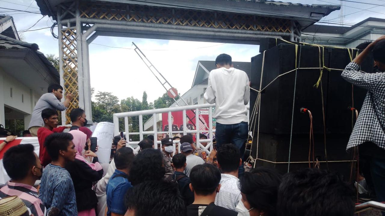 Warga Desa Demo Kantor Kejati Gorontalo